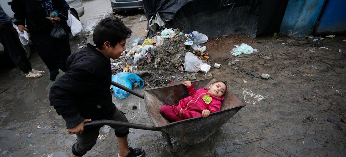 Из-за холодной погоды и дождя временные убежища в Газе стали непригодными для проживания.