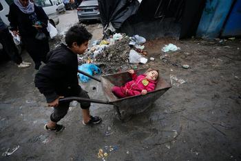 Из-за холодной погоды и дождя временные убежища в Газе стали непригодными для проживания.