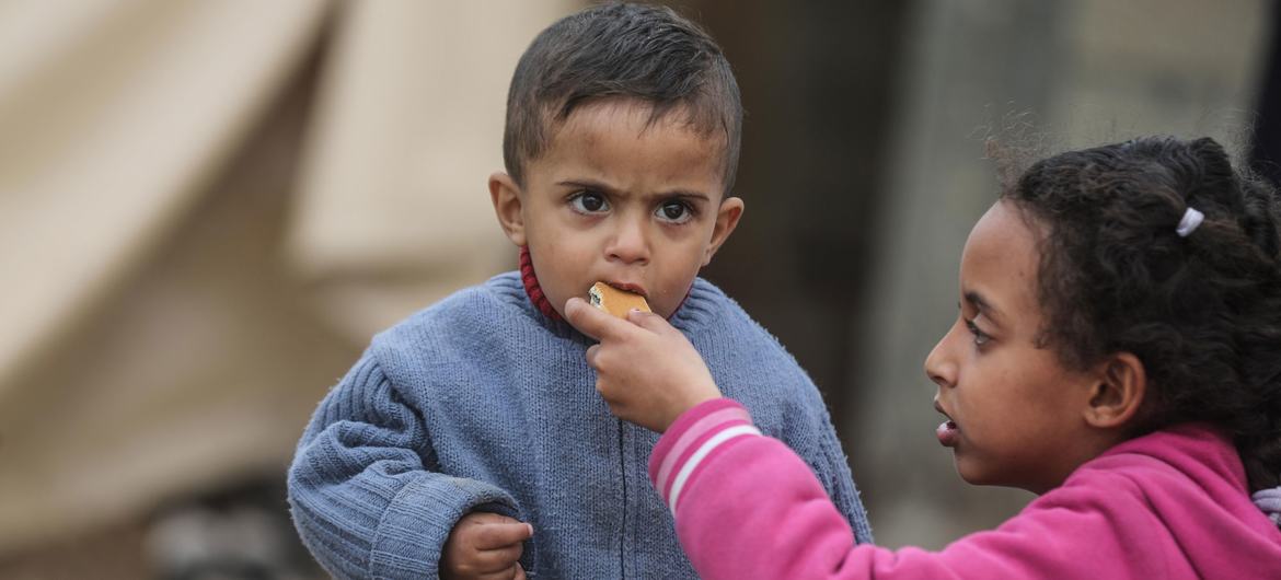 Le PAM fournit une assistance alimentaire à des familles déplacées à Deir Elbalah, à Gaza.