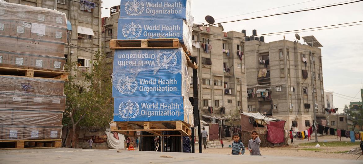 فريق من منظمة الصحة العالمية وشركائها يوفرون إمدادات طبية طارئة لمستشفى ناصر في خان يونس، جنوب قطاع غزة.