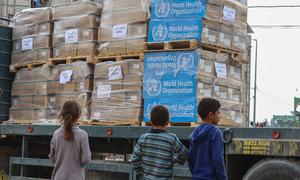 Des fournitures médicales d'urgence sont livrées au complexe médical Nasser à Khan Younis, dans le sud de la bande de Gaza.