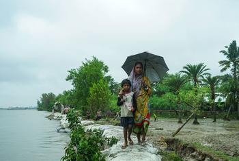 Une femme et un enfant au bord de l'eau au Bangladesh. Une femme et un enfant au bord de l'eau au Bangladesh.