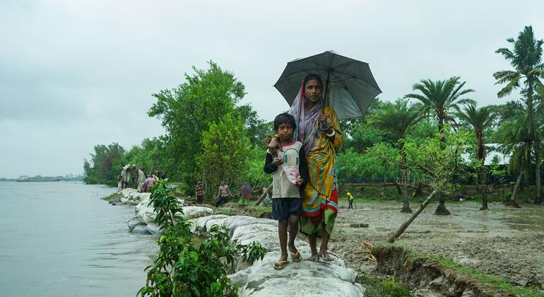 Une femme et un enfant au bord de l'eau au Bangladesh. Une femme et un enfant au bord de l'eau au Bangladesh.
