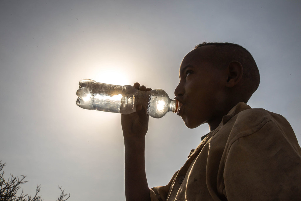 Un enfant boit de l'eau en Ethiopie.