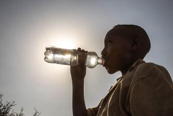 一名埃塞俄比亚儿童在用水瓶喝水。