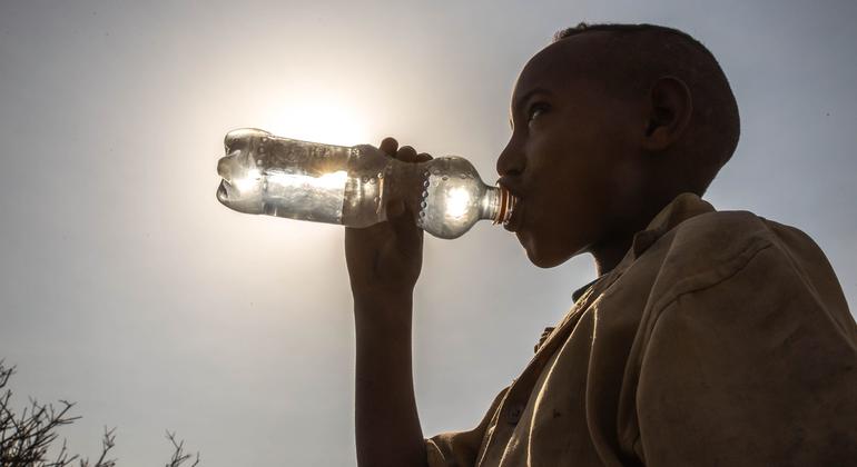 Un enfant boit de l'eau en Ethiopie.