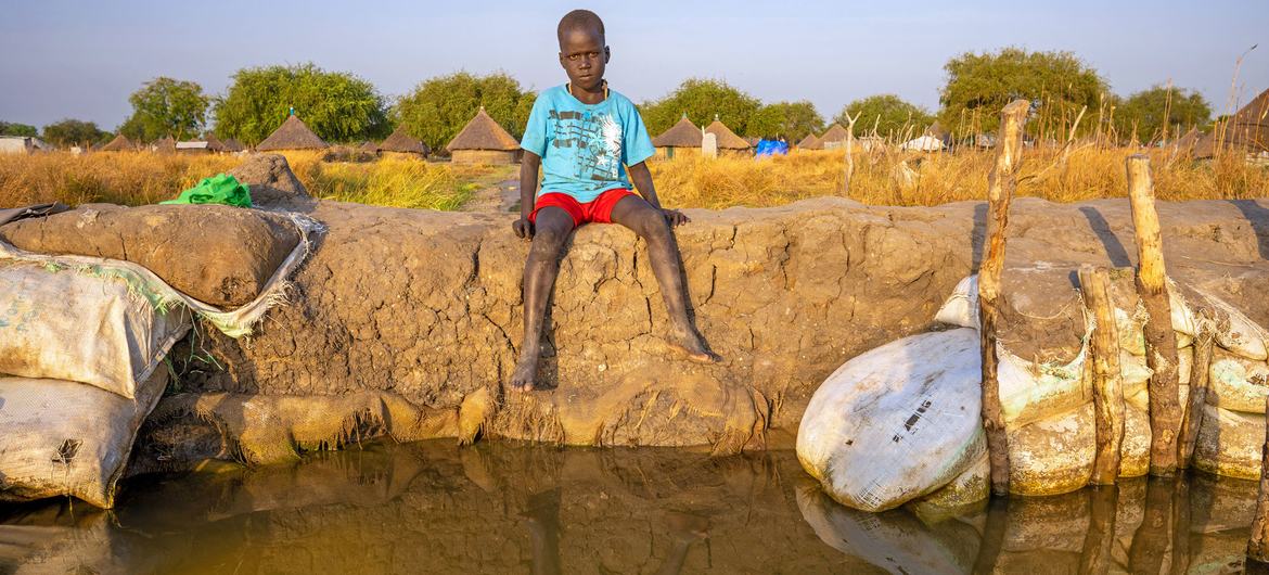 Un garçon assis près d'un champ inondé dans l'État de Jonglei, au Soudan du Sud.