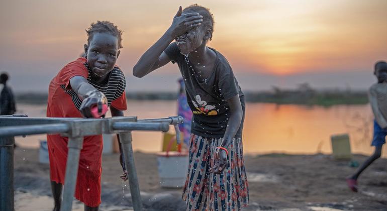 فتاتان تغتسلان عند نقطة مياه في مخيم للنازحين في بانتيو، جنوب السودان.