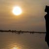 Fotografía de una mujer frente a unos campos inundados en Bentiu, Sudán del Sur.