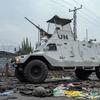  Forças de manutenção da paz da ONU patrulham Goma, passando por uniformes militares descartados