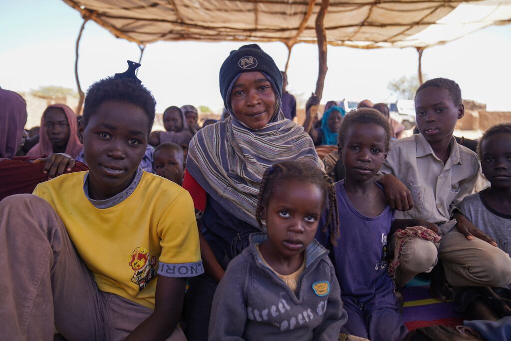 Kikundi cha watoto waliohamishwa na familia zao wamekaa pamoja katika kituo cha kukaribisha huko Tawila, Darfur Kaskazini, Sudan, baada ya kukimbia vurugu huko Al Fasher.