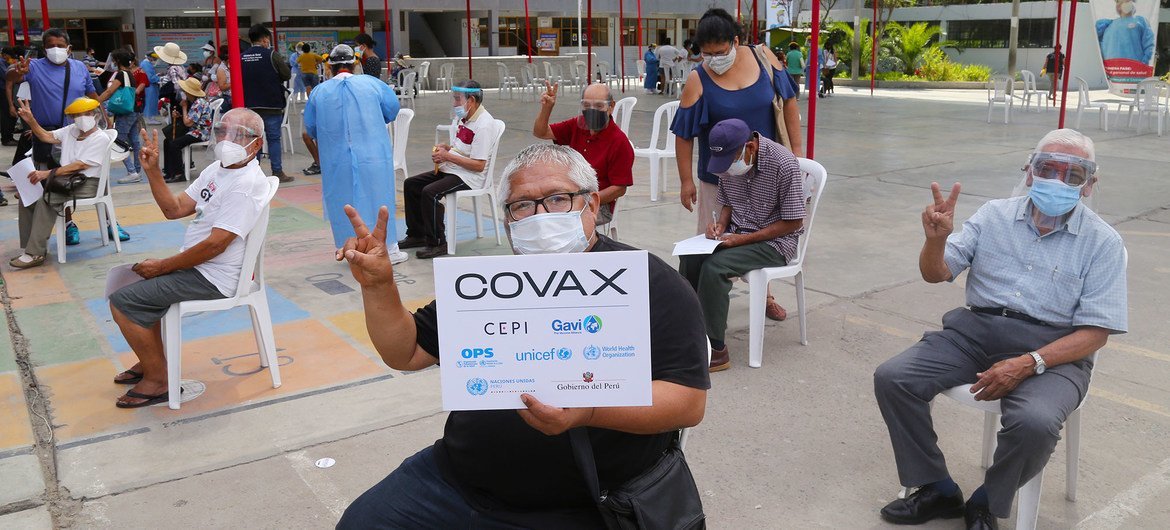 Personas de edad avanzada esperando recibir la vacuna contra la COVID-19 en un centro de vacunación en Lima, Perú.