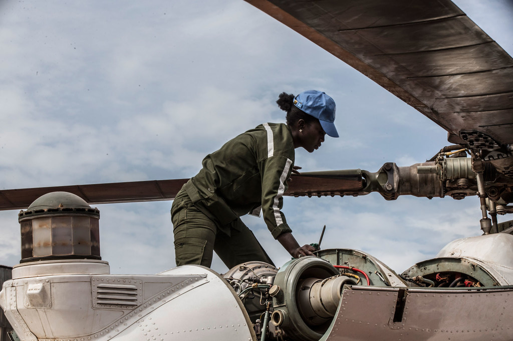 Une Sénégalaise travaille sur un hélicoptère déployé dans le cadre de la MINUSCA, la mission de maintien de la paix des Nations Unies en République centrafricaine.