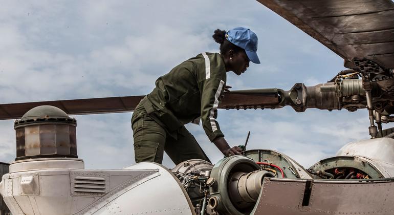 一名塞内加尔女维和人员在部署到中非稳定团的直升机上工作，中非稳定团是联合国在中非共和国的维和任务。