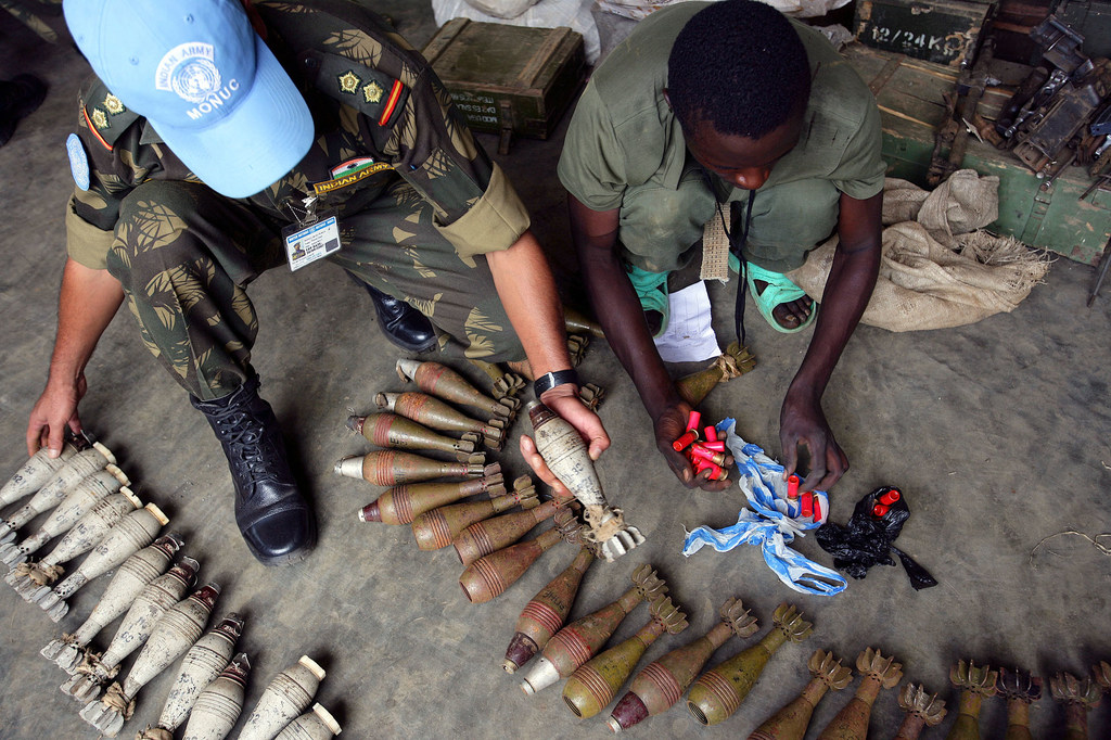 Des armes et des munitions sont collectées lors d'un processus de démobilisation en République démocratique du Congo.