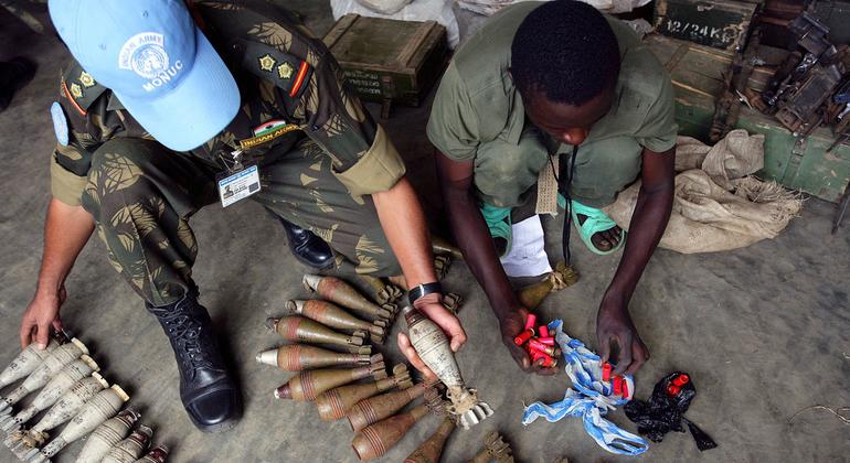 कांगो लोकतांत्रिक गणराज्य में विमुद्रीकरण प्रक्रिया के दौरान हथियार और गोला-बारूद एकत्र किए जाते हैं.
