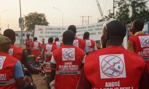 Los mototaxistas de Bangui, República Centroafricana, portan un mensaje de "no a las armas pequeñas". (Archivo)