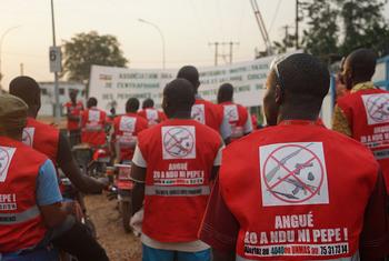Los mototaxistas de Bangui, República Centroafricana, portan un mensaje de "no a las armas pequeñas". (Archivo)