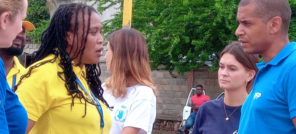 CAPAC Director Chantale Valcourt (second left), speaks with WFP staff in Port-au-Prince.