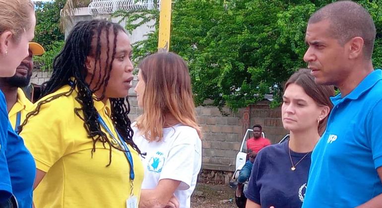 La jefa del CAPAC, Chantale Valcourt (segunda a la izquierda), habla con el personal del PMA en Puerto Príncipe.