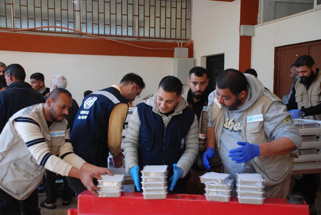 Le personnel et les travailleurs de l'UNRWA préparent et distribuent des repas à Siblin, dans le sud du Liban.