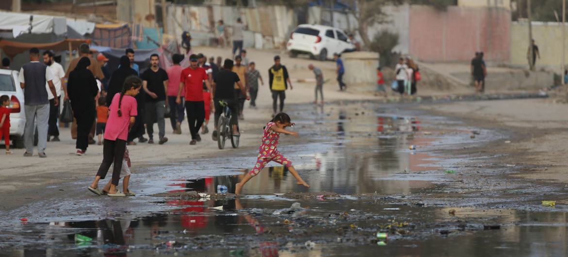 As famílias em Gaza enfrentam emergências de saúde sem precedentes durante a guerra e escassez de água potável, alimentos e outros bens e serviços básicos.