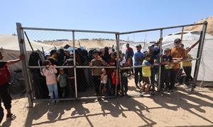  Niños vulnerables reciben apoyo nutricional en un punto de detección y tratamiento de la desnutrición apoyado por UNICEF en Khan Yunis, sur de la Franja de Gaza (archivo, mayo de 2025)