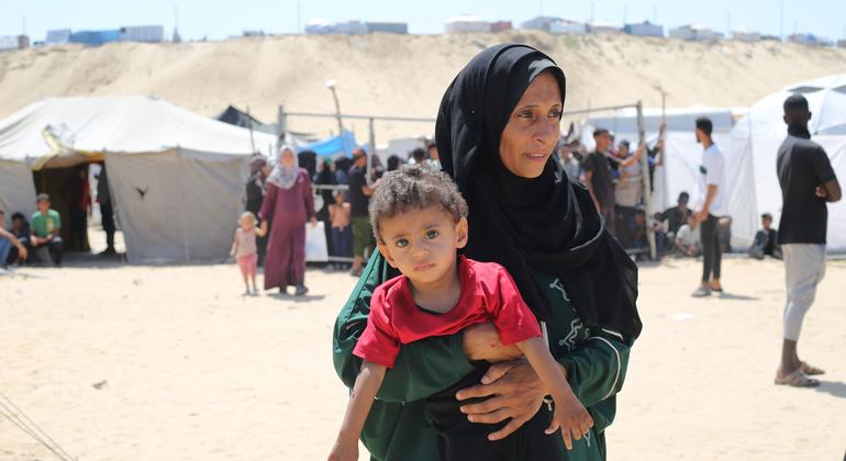 Une mère avec son enfant dans un camp de personnes déplacées à Gaza.