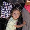 Niños vulnerables reciben apoyo nutricional en un punto de detección y tratamiento de la desnutrición apoyado por UNICEF en Khan Yunis, sur de la Franja de Gaza (archivo, mayo de 2025)