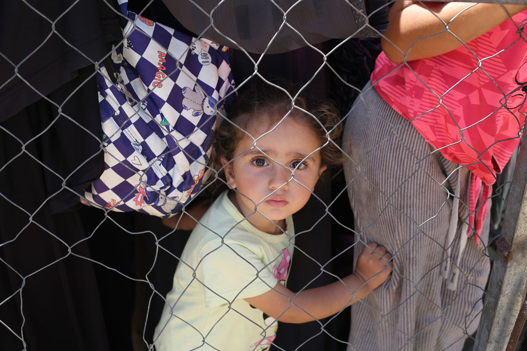 Des enfants vulnérables reçoivent un soutien nutritionnel dans un point de dépistage et de traitement de la malnutrition soutenu par l'UNICEF à Khan Yunis, dans le sud de la bande de Gaza (archive, mai 2025)