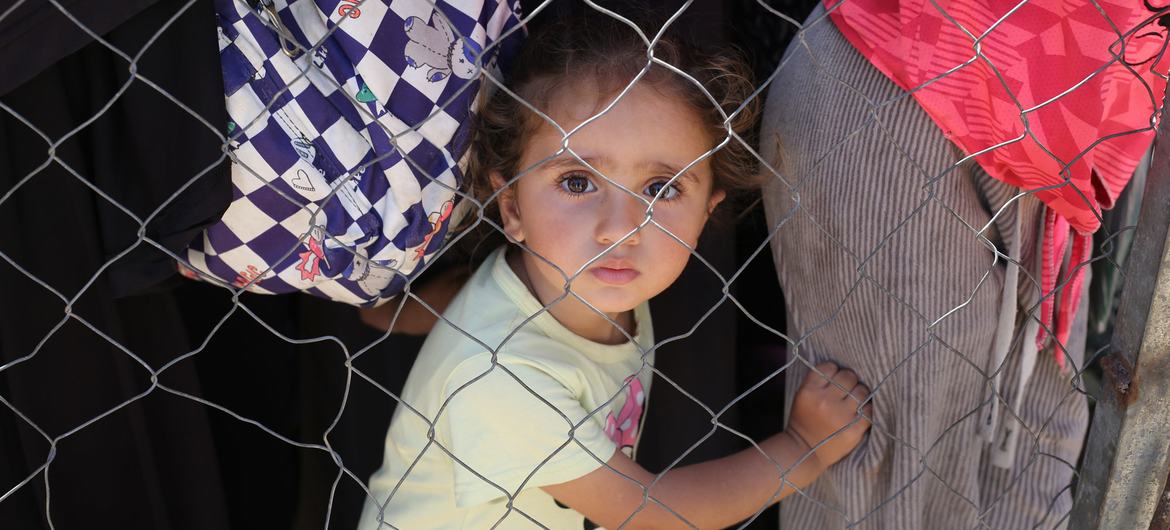 Niños vulnerables reciben apoyo nutricional en un punto de detección y tratamiento de la desnutrición apoyado por UNICEF en Khan Yunis, sur de la Franja de Gaza (archivo, mayo de 2025)