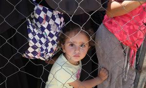 Niños vulnerables reciben apoyo nutricional en un punto de detección y tratamiento de la desnutrición apoyado por UNICEF en Khan Yunis, sur de la Franja de Gaza (archivo, mayo de 2025)