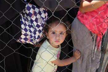 Niños vulnerables reciben apoyo nutricional en un punto de detección y tratamiento de la desnutrición apoyado por UNICEF en Khan Yunis, sur de la Franja de Gaza (archivo, mayo de 2025)