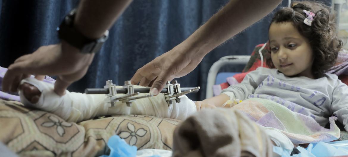 فتاة صغيرة تتلقى العلاج في أحد مستشفيات غزة في أيار/مايو 2025.