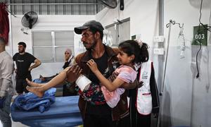 Una niña de 10 años ingresa en el hospital Al-Awda del campo de Nuseirat, en Gaza.