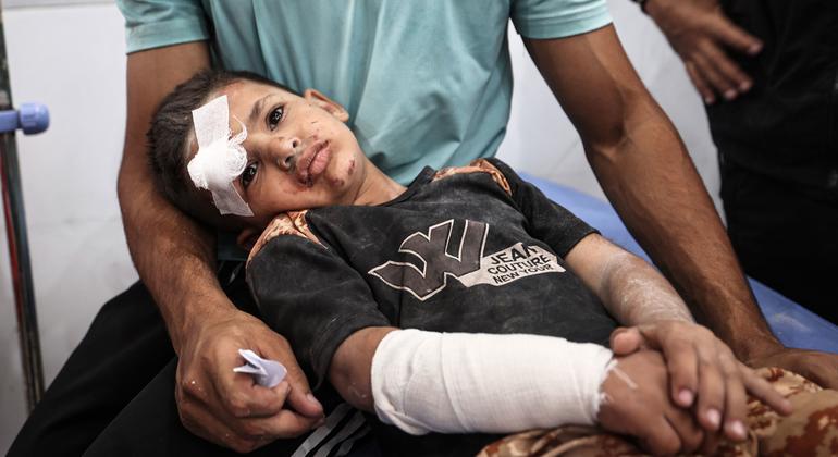 Ayman Abu Hujair, de cinco años, recibe tratamiento luego de ser herido en un bombardeo a una escuela que servía de refugio en Gaza. (Foto de archivo, mayo 2025) Ayman Abu Hujair, de cinco años, recibe tratamiento luego de ser herido en un bombardeo a una escuela que servía de refugio en Gaza. (Foto de archivo, mayo 2025)