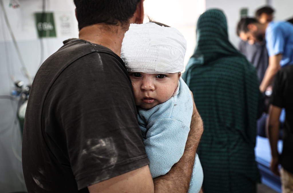 Un bébé de huit mois reçoit des soins à l'hôpital Al-Awda dans le camp de Nuseirat à Gaza.