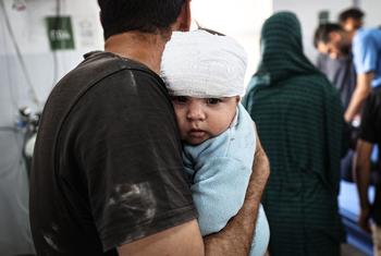 Un bebé de ocho meses recibe tratamiento en el hospital Al-Awda del campo de Nuseirat, en Gaza.