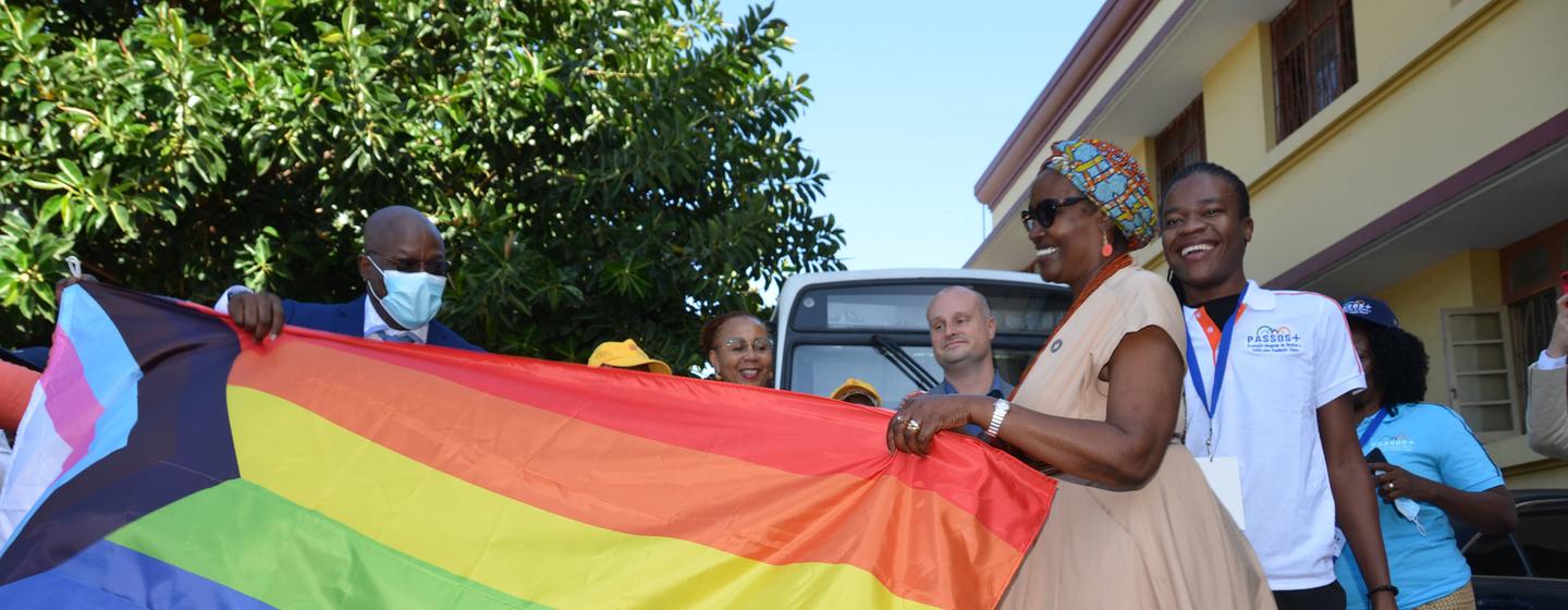 ميشيل كواكو (إلى اليسار) ، المدير القطري لبرنامج الأمم المتحدة المشترك المعني بفيروس نقص المناعة البشرية / الإيدز ، موزمبيق ، والمديرة التنفيذية لبرنامج الأمم المتحدة المشترك المعني بفيروس نقص المناعة البشرية / الإيدز ويني بيانيما في مابوتو ، موزمبيق في يونيو 2023.