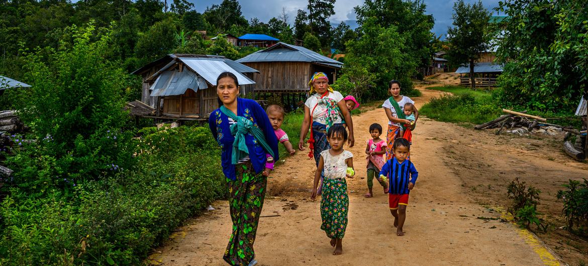 在缅甸东部，当地人正赶往一个村庄，参加一个有关营养和最佳卫生习惯的会议。