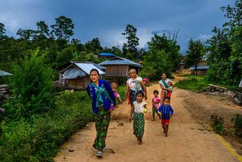 تتوجه العائلات إلى اجتماع في قرية بشرق ميانمار لحضور جلسة توعية حول التغذية وأفضل ممارسات النظافة.