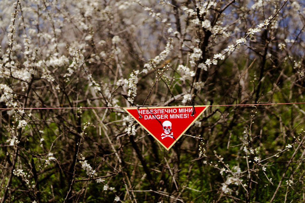 Un panneau avertissant de la présence de mines terrestres en Ukraine.