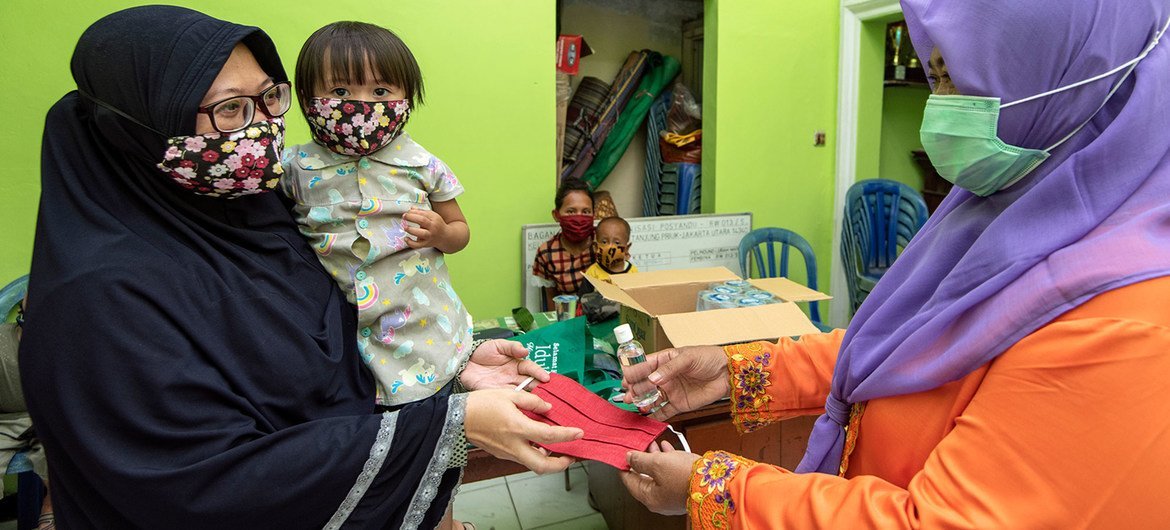 印度尼西亚的卫生工作者正在帮助社区降低感染新冠病毒的风险。