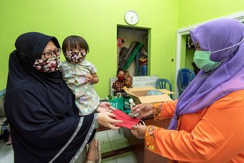 印度尼西亚的卫生工作者正在帮助社区降低感染新冠病毒的风险。