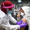 Une dose de vaccin contre la Covid-19 est administrée en Indonésie.