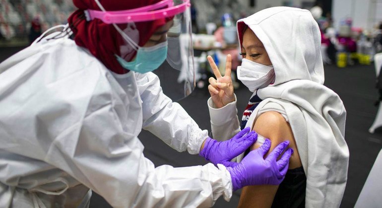 Vacina de Covid-19 é aplicada na Indonésia 