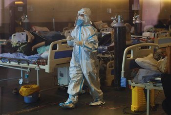 Para homenagear as vítimas, Guterres pede apoio para os profissionais de saúde que lutam contra o vírus 