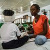 Jukumu la kutunza wagonjwa huangukia wanawake kama ionekanavyo pichani huko Haiti mama akimhudumia mwanae aliyejeruhiwa kwenye tetekemo la ardhi la mwezi Agosti mwaka 2021 nchini humo.