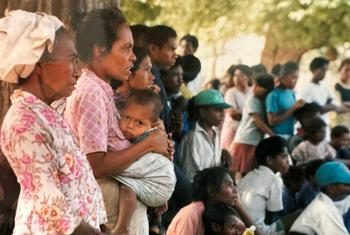 Les habitants du Timor-Leste observent le vote lors du référendum d'août 1999.