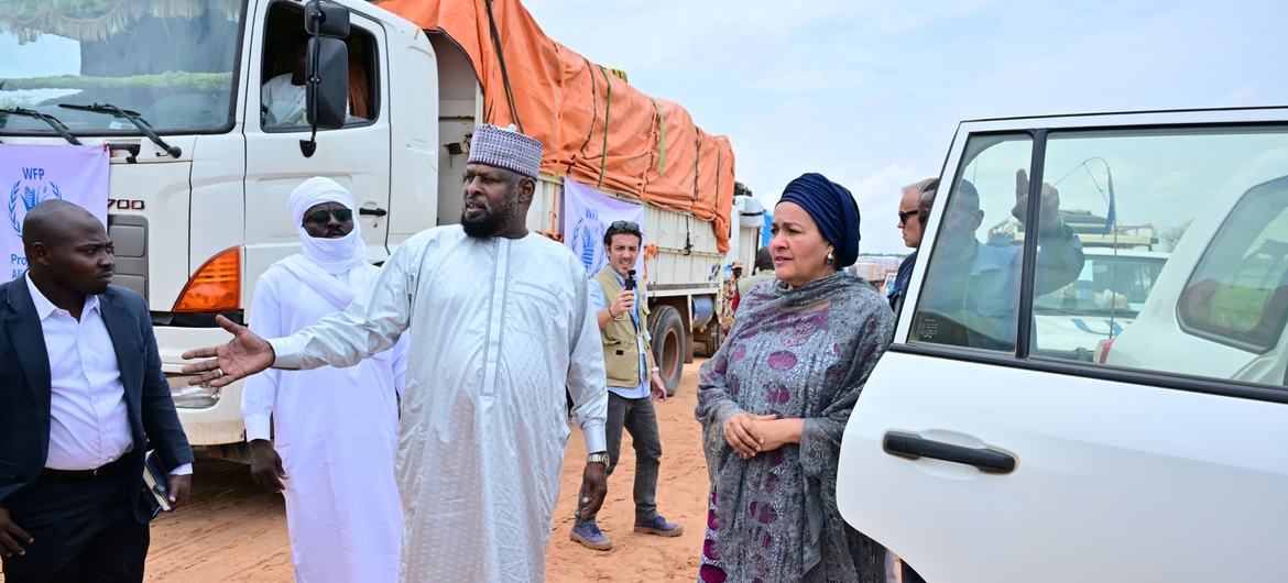 A vice-secretária-geral da ONU, Amina Mohammed (à direita), visita Adré, no Chade, na passagem da fronteira com o Sudão.